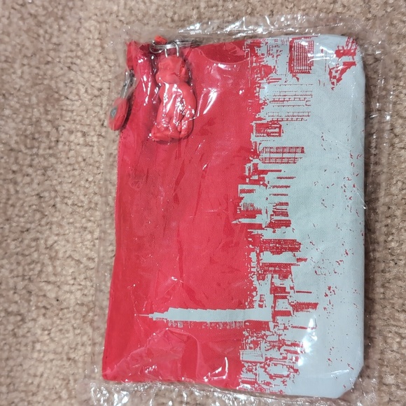 Eva Air x Kipling amenity kit - Picture 2 of 2